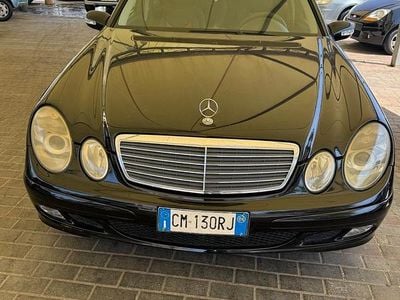 Usata Mercedes E220 Classic 149 CV (109 kW) 2004 Nero Berlina