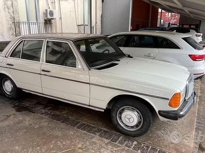 Usata Mercedes E230 136 CV (100 kW) 1981 Bianco Berlina