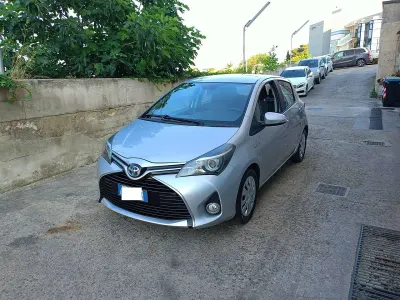 Usata Toyota Yaris Hybrid Style 73 CV (53 kW) 2015 Argento Berlina