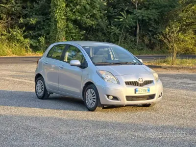 Usata Toyota Yaris Sol 100 CV (73 kW) 2011 Argento Utilitaria