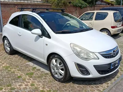 Usata Opel Corsa Edition 86 CV (63 kW) 2012 Bianco Utilitaria