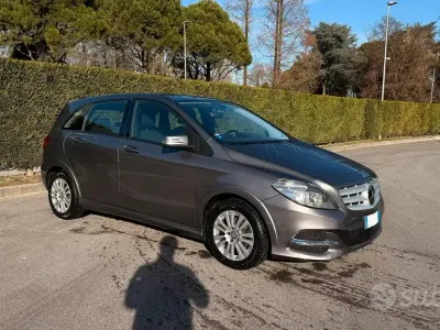 Usata Mercedes B200 156 CV (114 kW) 2015 Grigio Utilitaria