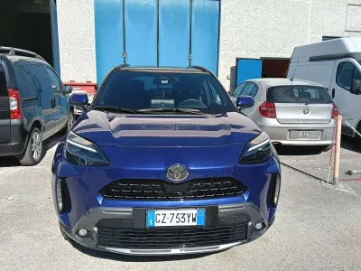 Usata Toyota Yaris Cross Lounge 131 CV (96 kW) 2025 Blu elettrico SUV