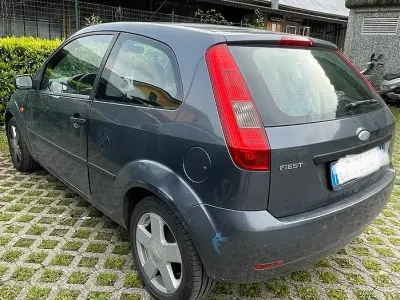 Usado Ford Fiesta Zetec 75 HP (55 kW) 2003 Citadino