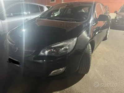 Usata Opel Astra 100 CV (73 kW) 2010 Nero Berlina