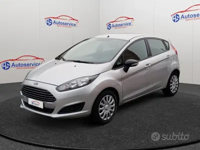 Usata Ford Fiesta 80 CV (58 kW) 2013 Grigio Berlina