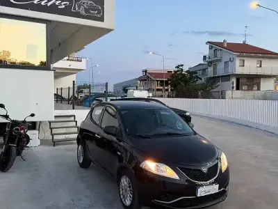 Usata Lancia Ypsilon Silver 69 CV (50 kW) 2017 Nero Utilitaria