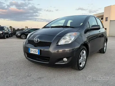 Usata Toyota Yaris Sol 101 CV (74 kW) 2011 Grigio Utilitaria