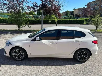 Begagnad BMW 118 Advantage 150 HK (110 kW) 2021 Vit Halvkombi