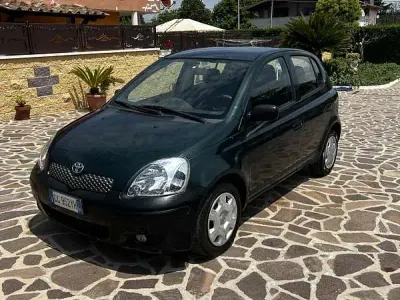 Usata Toyota Yaris Luna 87 CV (63 kW) 2003 Verde Berlina