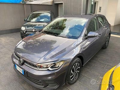 Usata VW Polo Life 95 CV (69 kW) 2023 Grigio Utilitaria