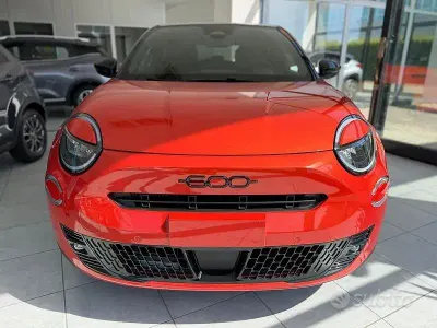 Nuova Fiat 600 La Prima 136 CV (100 kW) 2026 Arancione SUV