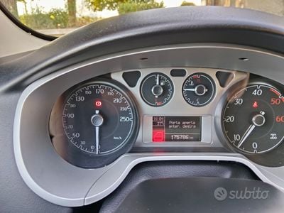 Usado Lancia Delta 165 CV (121 kW) 2009 Gris Utilitario