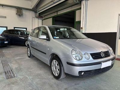 Usado VW Polo Trendline 75 CV (55 kW) 2003 Plateado Berlina