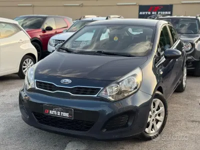 Usata Kia Rio 90 CV (66 kW) 2012 Grigio Berlina