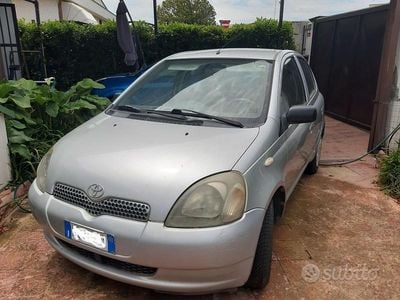 Usata Toyota Yaris 75 CV (55 kW) 2002 Grigio Berlina