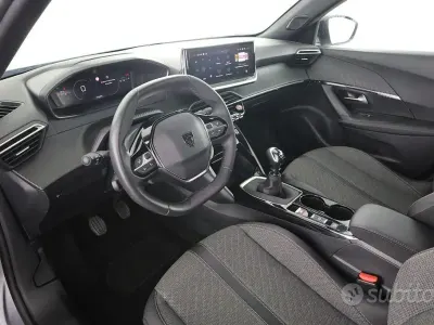 Usata Peugeot 2008 Allure 101 CV (74 kW) 2024 Grigio artense SUV
