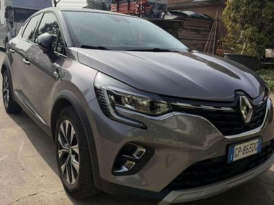Usata Renault Captur Techno 140 CV (102 kW) 2023 Grigio SUV