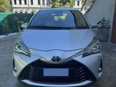 Usata Toyota Yaris Active 75 CV (55 kW) 2018 Grigio Berlina