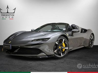 Usata Ferrari SF90 780 CV (573 kW) 2023 Grigio Coupé