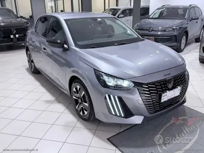 Usata Peugeot 208 Allure 102 CV (75 kW) 2025 Grigio Utilitaria