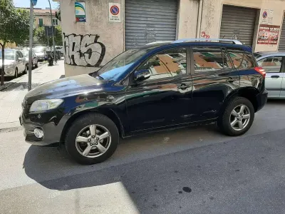 Usata Toyota RAV4 Lounge 150 CV (110 kW) 2012 Nero SUV