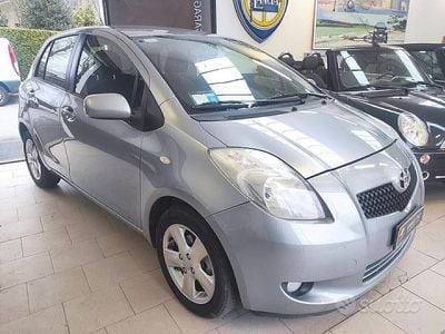 Usata Toyota Yaris Sol 69 CV (50 kW) 2007 Grigio Utilitaria