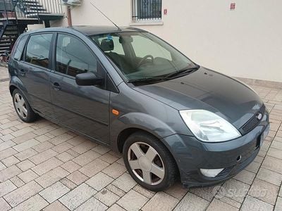 Usata Ford Fiesta Ghia 68 CV (50 kW) 2004 Grigio Utilitaria