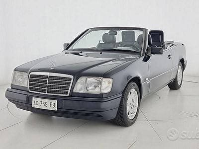 Usata Mercedes E200 Sportline 136 CV (100 kW) 1996 Blu/azzurro Cabrio