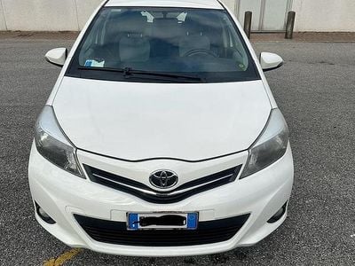 Usata Toyota Yaris 90 CV (66 kW) 2012 Bianco Utilitaria