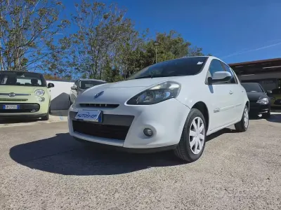 Begagnad Renault Clio II Dynamique 75 HK (55 kW) 2011 Vit Sedan