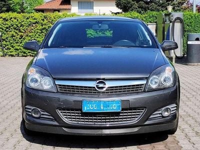 Usata Opel Astra GTC Enjoy 90 CV (66 kW) 2010 Grigio Berlina