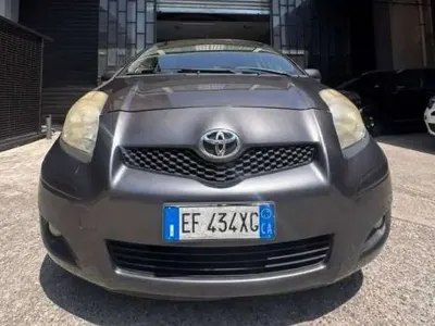 Usata Toyota Yaris Sol 69 CV (50 kW) 2011 Grigio Utilitaria