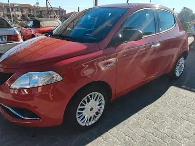 Usata Lancia Ypsilon Platinum 69 CV (50 kW) 2016 Rosso Utilitaria