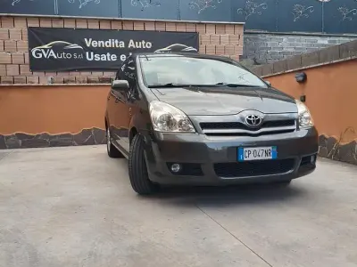 Begagnad Toyota Corolla Verso 116 HK (85 kW) 2004 Grå Minibuss