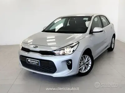 Usado Kia Rio Active 84 CV (61 kW) 2017 Gris Berlina