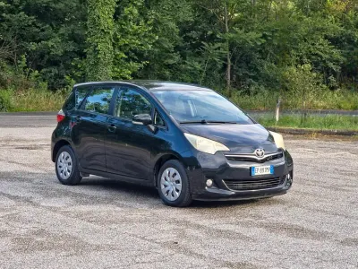 Gebraucht Toyota Verso-S Style 99 PS (72 kW) 2013 Schwarz Van / Kleinbus