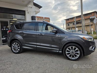 Usata Ford Kuga Vignale 180 CV (132 kW) 2017 Grigio SUV