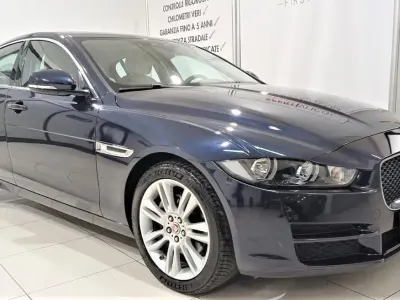 Usata Jaguar XE Prestige 180 CV (132 kW) 2019 Blu Berlina