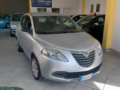 Usado Lancia Ypsilon 69 HP (50 kW) 2012 Cinzento Citadino