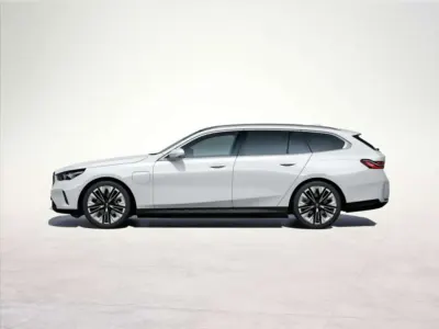 Nuova BMW 530e M Sport 299 CV (219 kW) 2025 Argento Station wagon