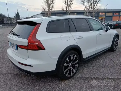 Usata Volvo V60 CC Business Edition 190 CV (139 kW) 2019 Bianco Station wagon