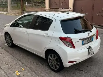 Usata Toyota Yaris Style 90 CV (66 kW) 2012 Bianco Utilitaria