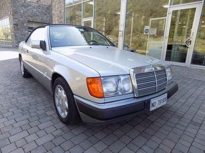 Usata Mercedes E300 220 CV (161 kW) 1993 Argento Cabrio