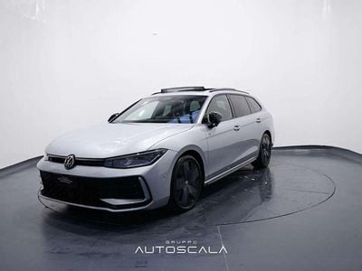 Usata VW Passat R-line 150 CV (110 kW) 2024 Dolomite silver metallizzato Station wagon