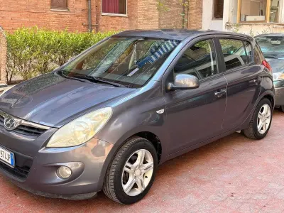Usata Hyundai i20 Comfort 75 CV (55 kW) 2011 Grigio Utilitaria