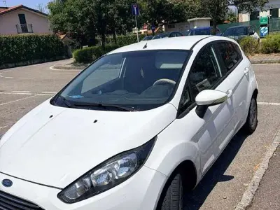 Usata Ford Fiesta 92 CV (67 kW) 2013 Bianco Berlina