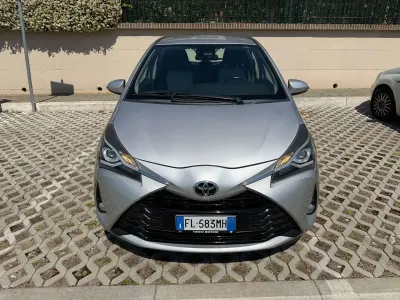 Usado Toyota Yaris Active 69 CV (50 kW) 2017 Plateado Berlina