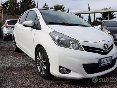 Usata Toyota Yaris Style 90 CV (66 kW) 2012 Bianco Berlina