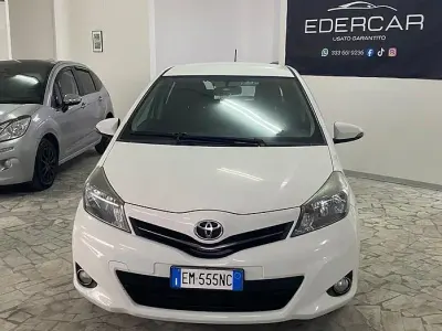 Usata Toyota Yaris 99 CV (72 kW) 2012 Bianco Utilitaria